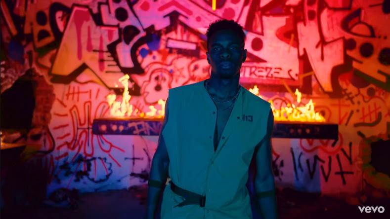 La estética del vídeo me parece una pasada. Chulo y colorido #HoyHayBulla