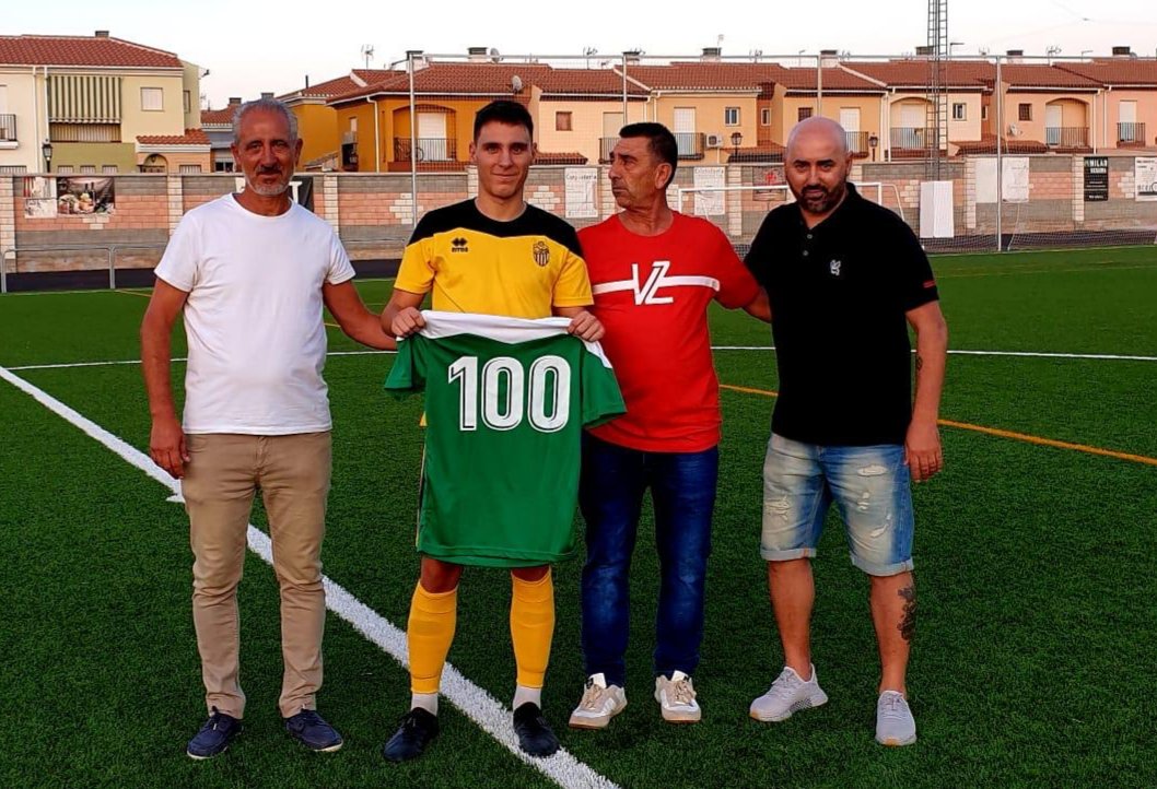 SÉNIOR | Nuevo test de pretemporada para el equipo de Manolo Rojas en el campo del CD Iznalloz. Victoria con goles de Andrés (2), Jesús y Álex Verdejo, 0-4. Se realizó un homenaje a Aya, natural de la localidad acatucitana, por sus 100 partidos con la primera plantilla atarfeña.