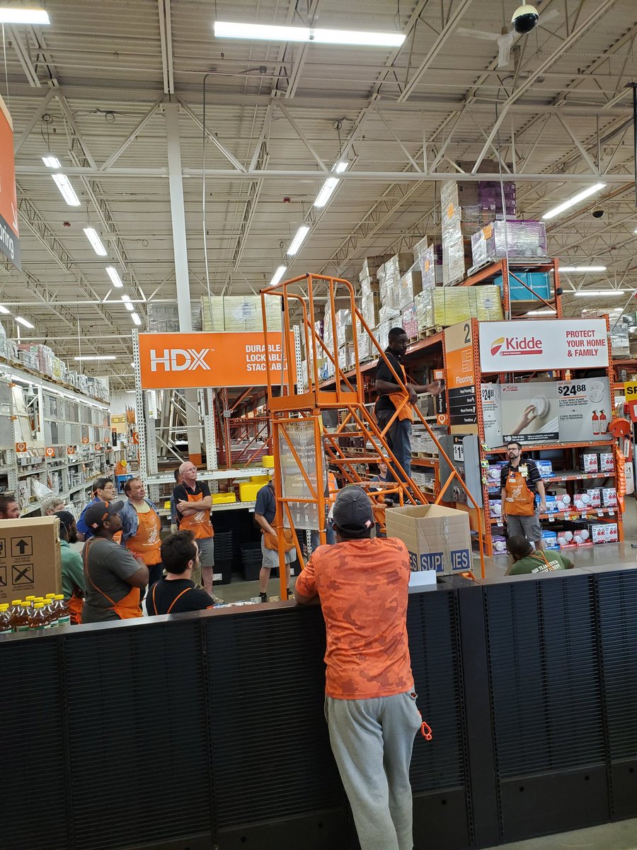 J_Waters26's tweet photo. ASM Steve going over the importance of ladder safety during our afternoon safety meeting.
@justmck18 @jennydog23 @Stephen50719218 @aj_mazzola @blondemonkey71 https://t.co/oI58I17tvI