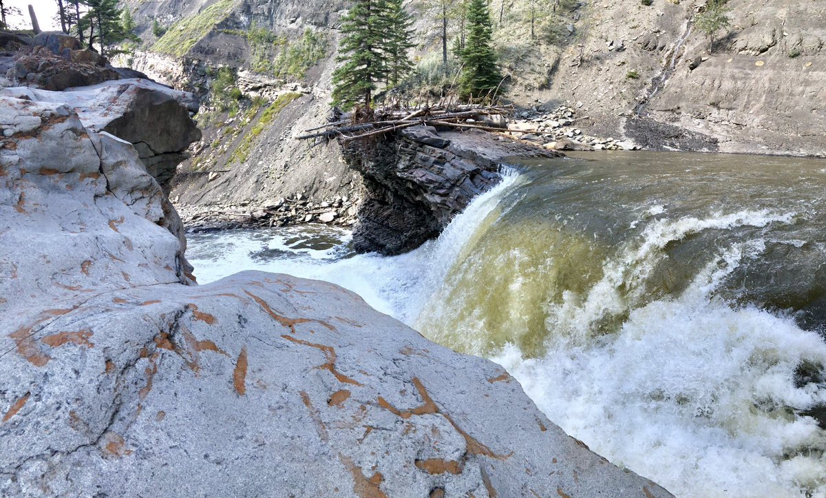 the_subtender's tweet photo. The marine flooding surface that records the demise of a beach here ~82 million years ago now controls the location of this stunning waterfall #fieldschool #knickpoint #westerninteriorseaway #cretaceous #ophiomorpha https://t.co/j0Q0S3LteA