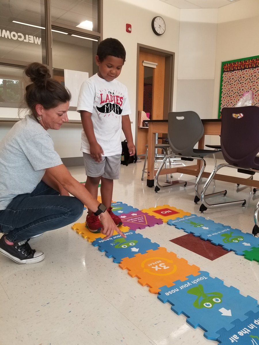 CSforLPS's tweet image. Shoutout to @I_Teach_STEM for her boundless energy @SchoolConnors Grand Opening tonight! #CSforLPS is excited to see what your students will create this year 💡