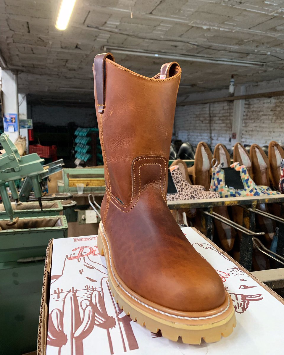 BotinesDMendez's tweet photo. #Bota #roperboots #roper y Botin #lechera en #grasoleather #workboots #goodyearwelted #goodyearwelt #welt #botasybotinesdmendez #botinesdmendez #dmendez #madeinmexico #hechoenmexico #handmade #hechoamano #boots https://t.co/SfVpOXjQmN