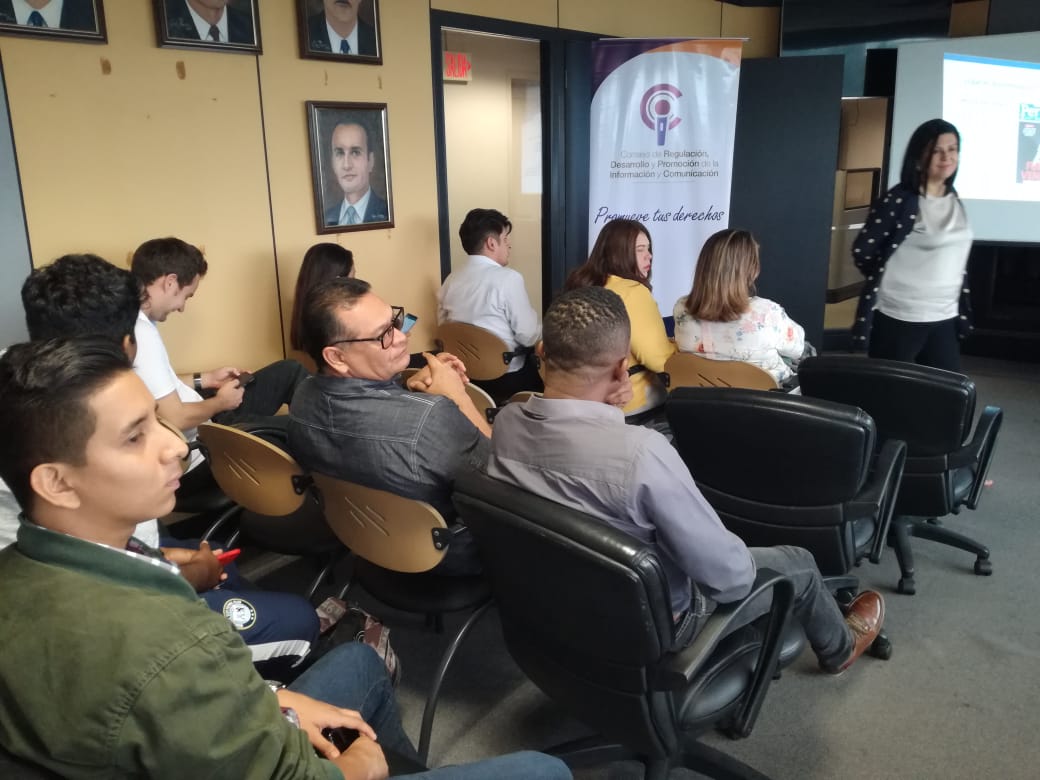 ConsejoComEc's tweet photo. El objetivo del taller organizado por el @ConsejoInfoCom es analizar, junto a trabajadores de medios de comunicación , las características del lenguaje positivo para la inclusión de los grupos de atención prioritaria. #ACTVE https://t.co/hGa6S2wjSk