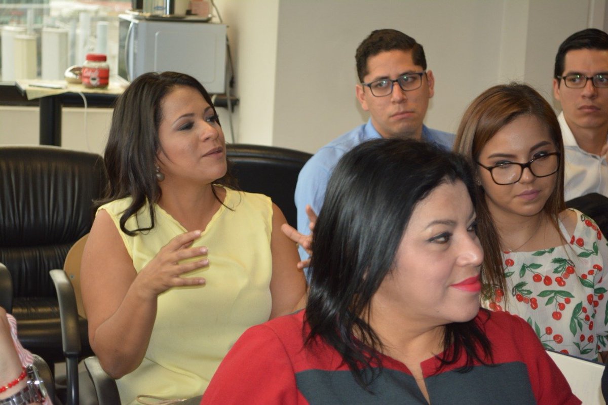 ConsejoComEc's tweet photo. El objetivo del taller organizado por el @ConsejoInfoCom es analizar, junto a trabajadores de medios de comunicación , las características del lenguaje positivo para la inclusión de los grupos de atención prioritaria. #ACTVE https://t.co/hGa6S2wjSk
