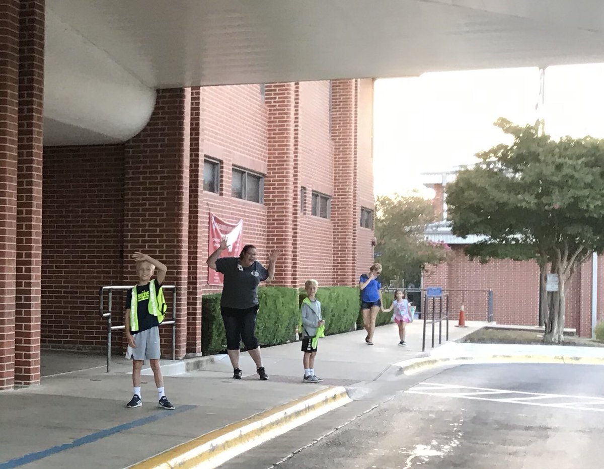 bandersonvve's tweet photo. The first team of Safety Patrol was at the ready on the second day of school!! #VVE1920 #generationserve https://t.co/10D5wYmH7g