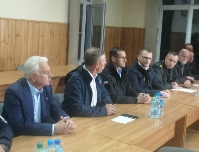 MZ_GOV_PL's tweet photo. W starostwie powiatowym w #Zakopanem trwa narada sztabu kryzysowego z udziałem Pana Premiera @MorawieckiM oraz pełnomocnika Rządu ds. Państwowego Ratownictwa Medycznego wiceministra @MZ_GOV_PL Waldemara #Kraski https://t.co/K8NEiTMFHx