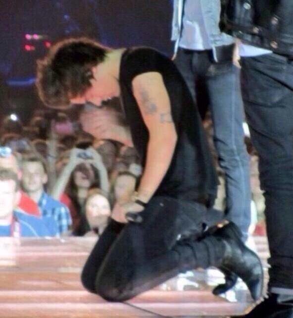 subbybabyharry's tweet photo. if you think this is hot imagine how he kneels in front of daddy💕 https://t.co/NIphFP8Vqv