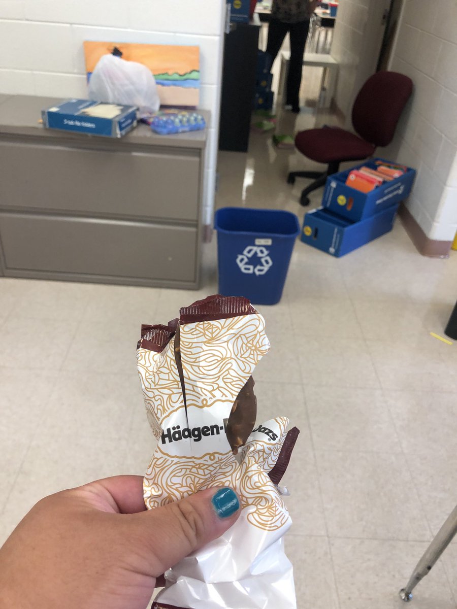 Kmtran322's tweet photo. Administrators that hand deliver ice cream to their entire staff are #AACPSAwesome https://t.co/DbAK2QeidA