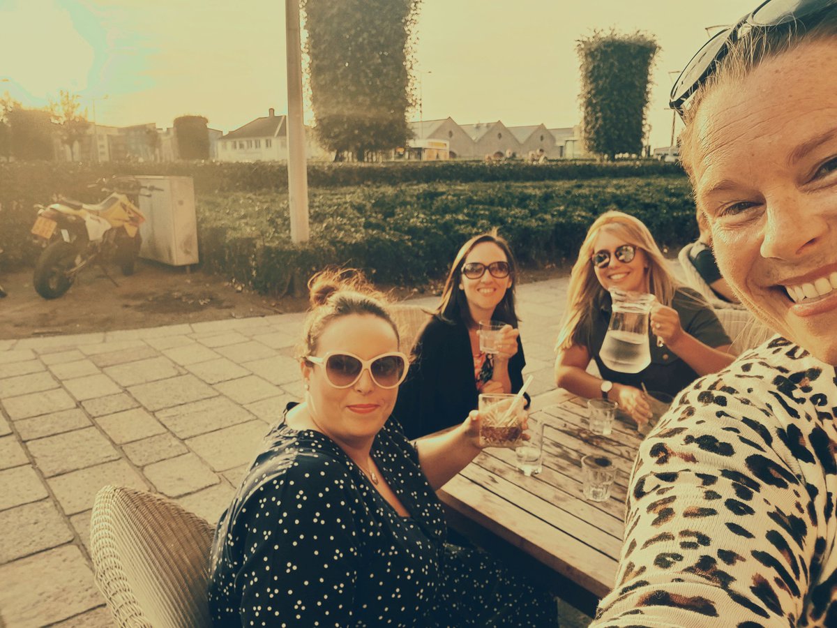 lou_bellmanRN's tweet photo. #stayhydrated 😁 #thinkgin #alcoholbundle @KathrynKellyRN @Samnorth1984 @JennaMackay4 https://t.co/iiAcoIBVI0