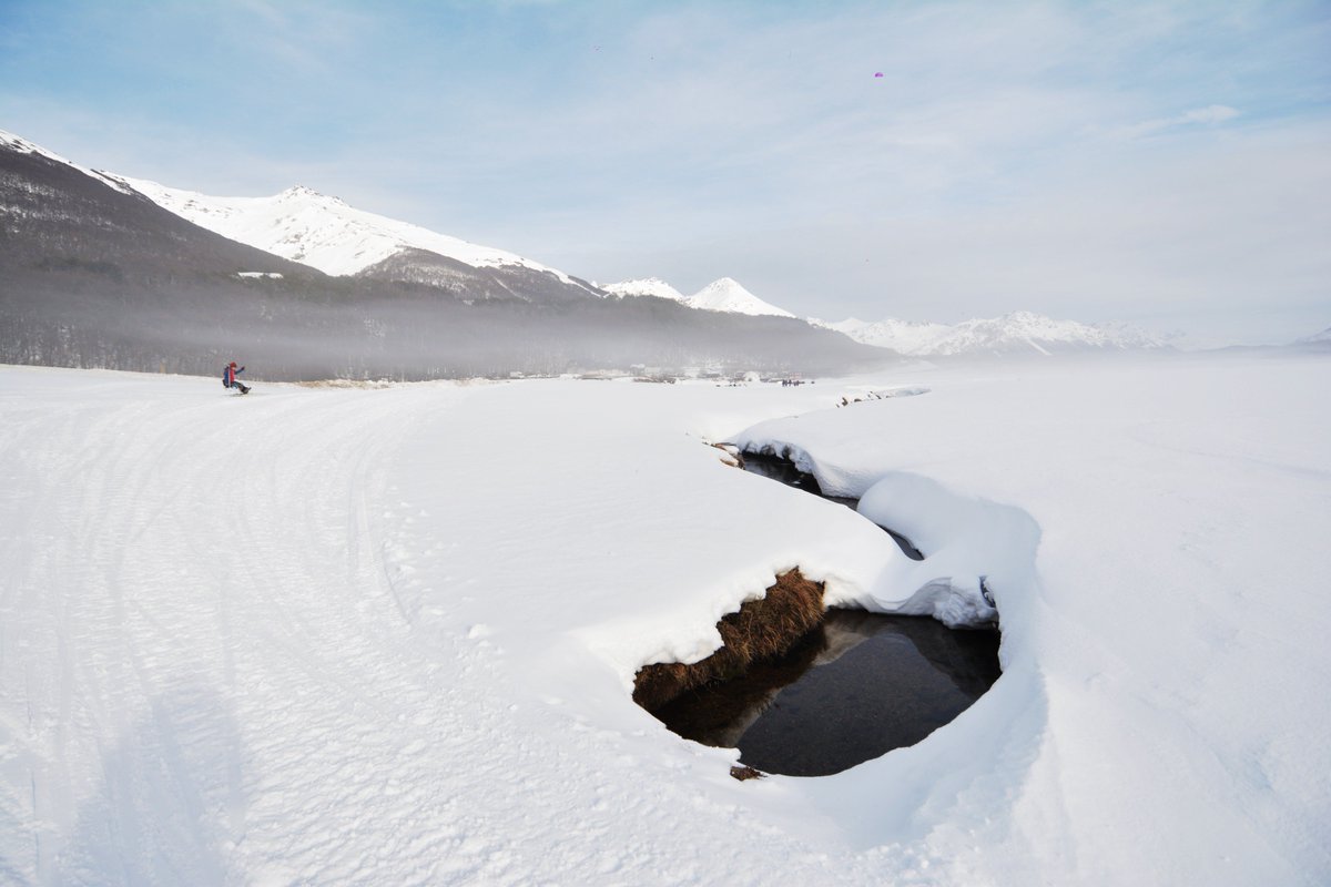 TurismoTDF's tweet photo. La bruma del valle de Tierra Mayor transforma el paisaje #VamosALaNieve #TierraMayor #FinDelMundo #TierraDelFuego #Ushuaia #Invierno2019 https://t.co/RtH55ErRVH