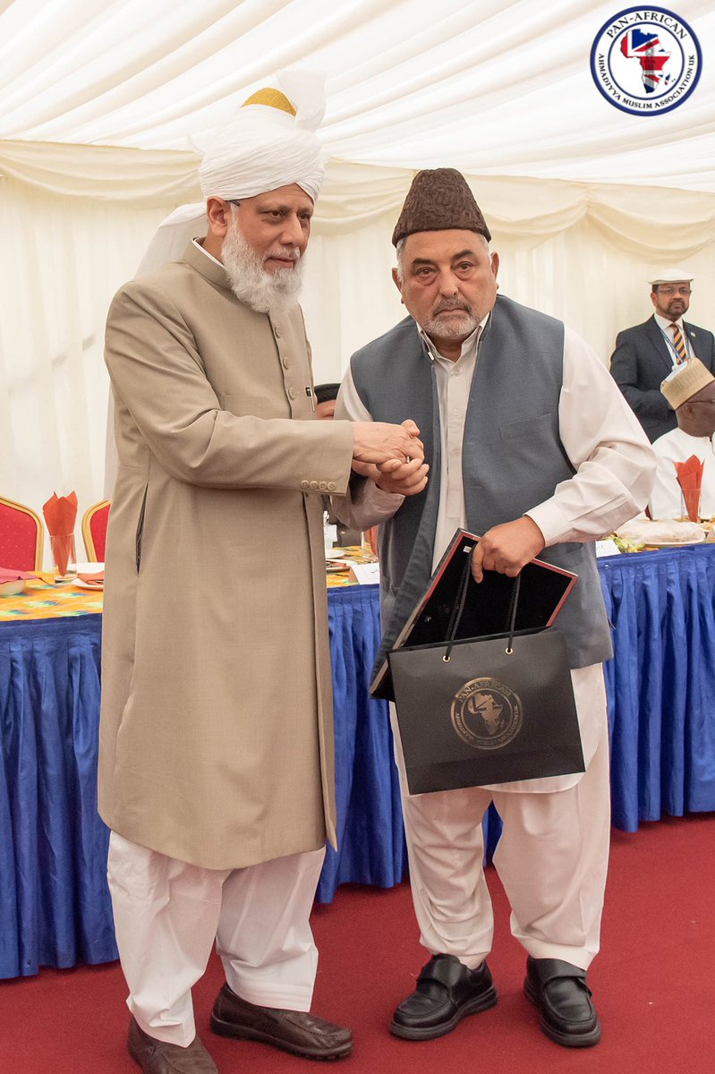PAAMA_UK's tweet photo. Respected Mubarak Ahmad Tahir receiving the Abdur Raheem Nayyar Award 2019 from His Holiness Hazrat Mirza Masroor Ahmad for 15 years service as a teacher, principal and missionary in #SierraLeone🇸🇱 and for his continued services to #Africa as Secretary Majlis Nusrat Jahan. https://t.co/etoscIMcjQ