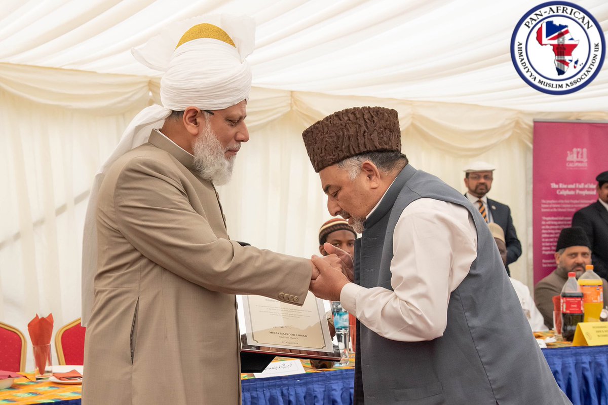 PAAMA_UK's tweet photo. Respected Mubarak Ahmad Tahir receiving the Abdur Raheem Nayyar Award 2019 from His Holiness Hazrat Mirza Masroor Ahmad for 15 years service as a teacher, principal and missionary in #SierraLeone🇸🇱 and for his continued services to #Africa as Secretary Majlis Nusrat Jahan. https://t.co/etoscIMcjQ