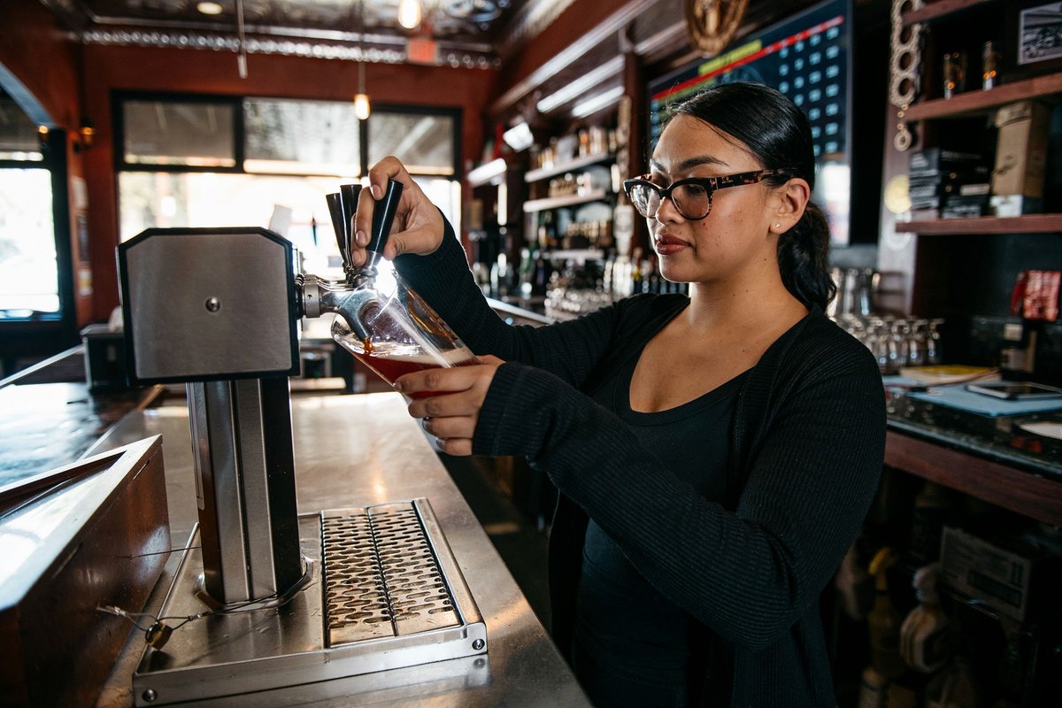 sdbrewers's tweet photo. ๐จ MEMBER ALERT! Our next #TapIntoKnowledge is next week on Monday, August 26th. Server education is crucial for success in brewpubs, breweries, and taprooms. We spend countless hours honing recipes and carefully brewing beers to craft that perfect pint.
https://t.co/4VVUiYOHQi https://t.co/aRm6Y10Bv2