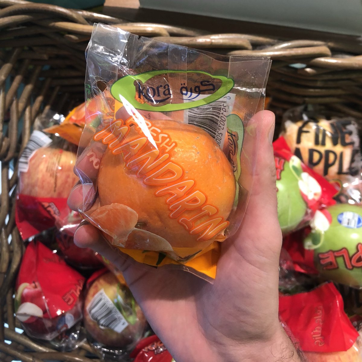 LuisitoComunica's tweet photo. Acabo de ver esto en un supermercado de Dubai. FRUTA EN ENVOLTURA DE PLÁSTICO.

Merecemos todo lo que pasa con el planeta. https://t.co/RnosZj6p3R