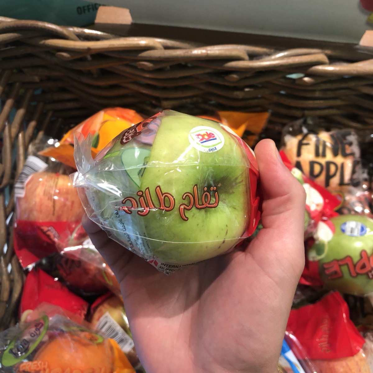 LuisitoComunica's tweet photo. Acabo de ver esto en un supermercado de Dubai. FRUTA EN ENVOLTURA DE PLÁSTICO.

Merecemos todo lo que pasa con el planeta. https://t.co/RnosZj6p3R