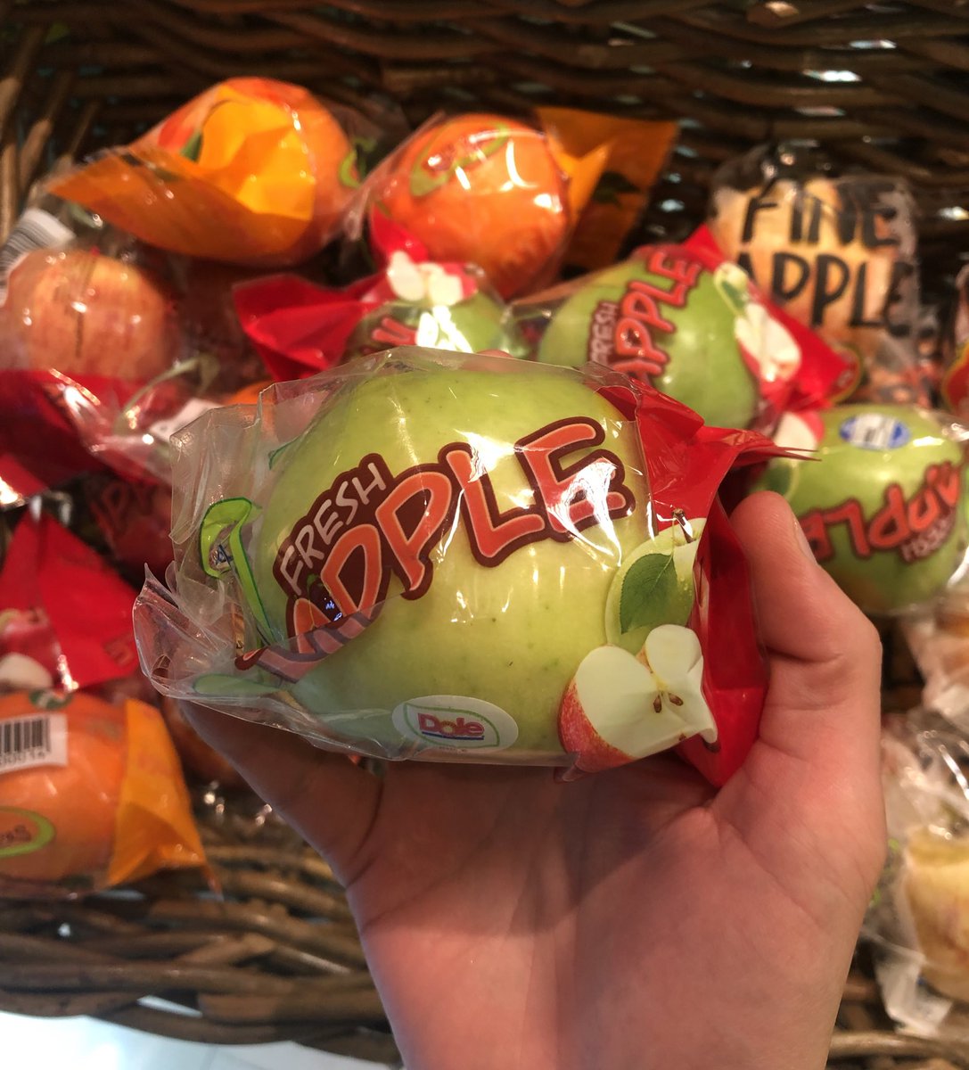 LuisitoComunica's tweet photo. Acabo de ver esto en un supermercado de Dubai. FRUTA EN ENVOLTURA DE PLÁSTICO.

Merecemos todo lo que pasa con el planeta. https://t.co/RnosZj6p3R