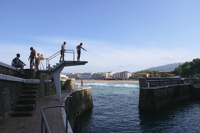Cap ou pas cap ? 
Pour un saut depuis le plongeoir du petit port de Zarautz 😍
#zarautz #ilovezarautz #paysbasque #euskadi ift.tt/2TT6rXe