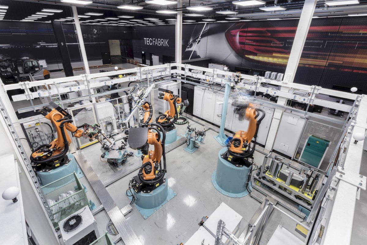 SiemensCzech's tweet photo. Minulosti i současnosti vévodí střídavý proud. Ale stejnosměrná konkurence začíná z jeho království ukrajovat. Experimenty ukazují, že svým pánům dokáže přinést značné úspory. Stejnosměrná budoucnost výroby se jeví čím dál pravděpodobnější. #visionsmag https://t.co/hiYnMxqJxh https://t.co/J48XtLqifE