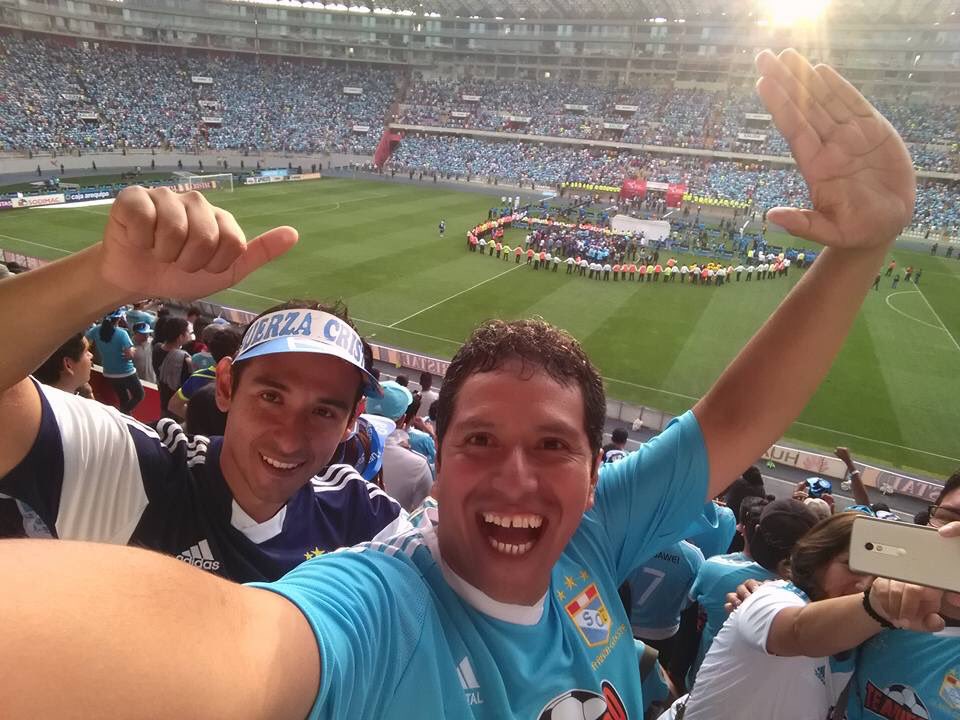 DCarreon82's tweet photo. @MovistarDeporPe @jeanetsosa @Horacon @ClubSCristal Con mi amigo Carlos en la final del 2016 contra Melgar, Estadio Nacional https://t.co/jgoqilx4e5