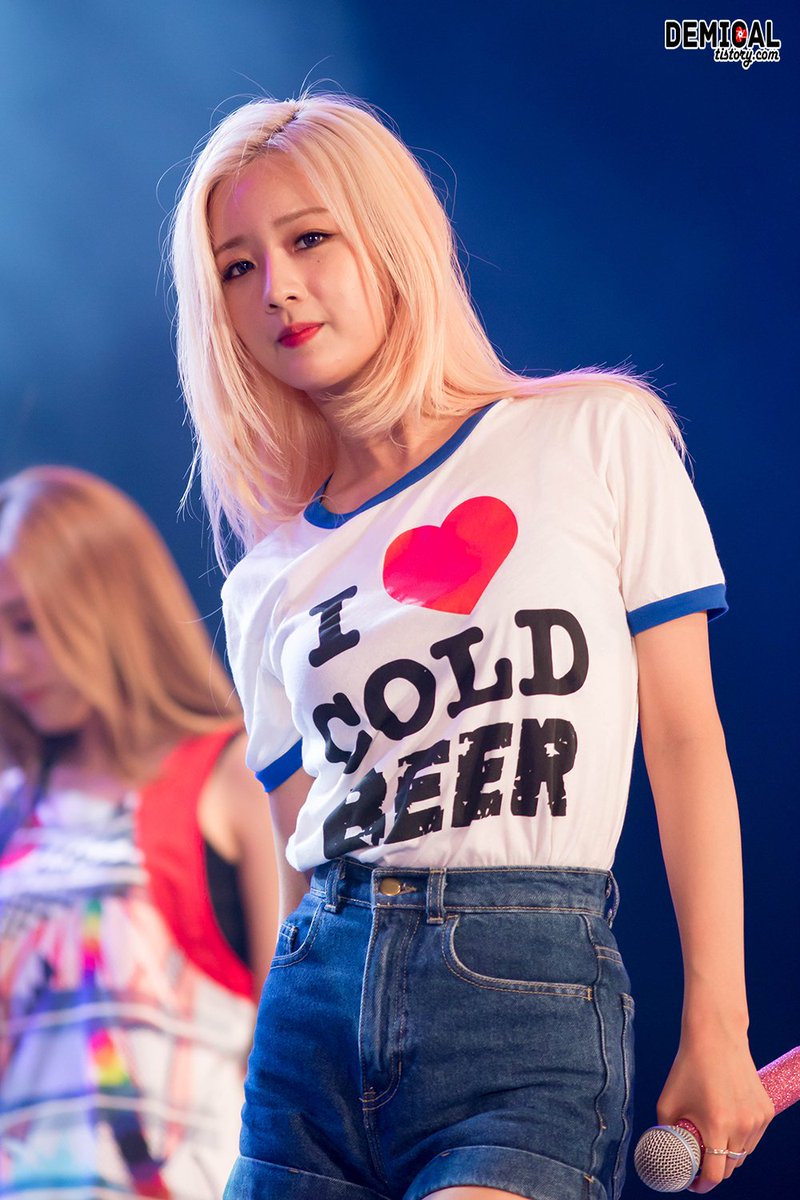 apink bomi wore the I love cold beer shirt as well