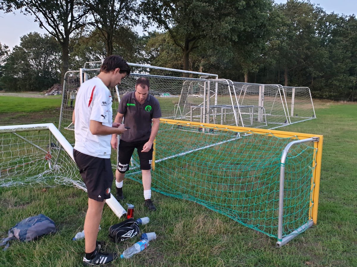 SVBorger0599's tweet photo. Het moet niet gekker worden... 😳🤔Zelfs @Borgerzondag2 is inmiddels al los! #EersteTraining #Funklasse #GroeneGalliërs #BorgerLeeft https://t.co/9onQxZSM7R