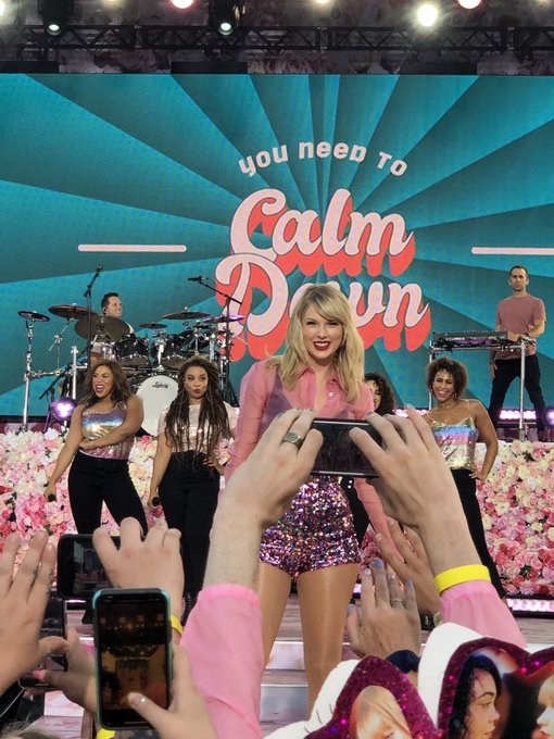 dannysthilld's tweet photo. Taylor é uma artista completa de compositora,atriz,cantora  e etc,ela é sem limite e é isso que me encanta nela.Ela não tem medo de se arriscar,de encara desafios fora da música.Taylor é dona de um império.
#LoverStreamingparty #LoverIn2Days 

#QuintaDetremuraSDV https://t.co/BWxOlg9uOR