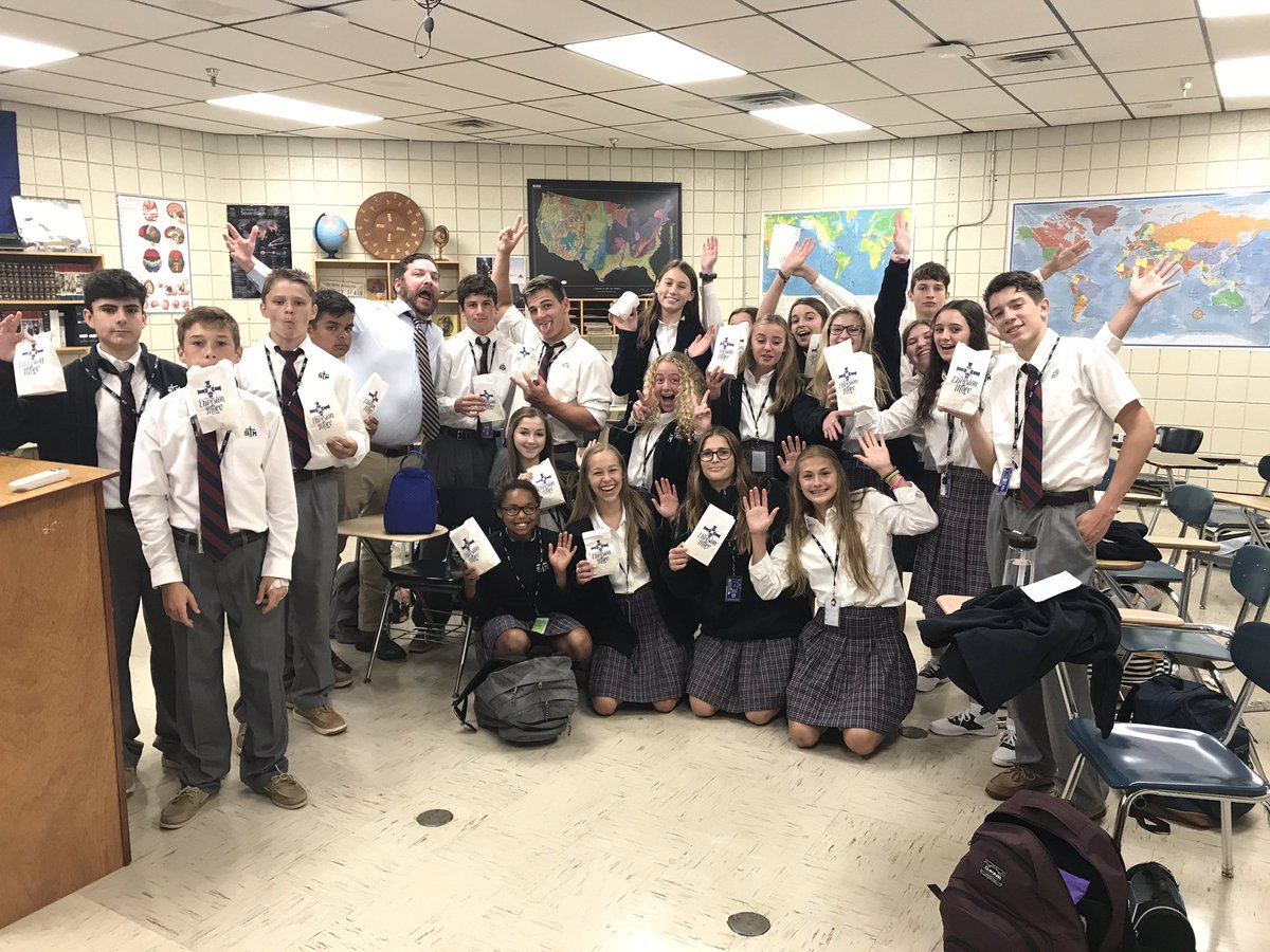 STMCatholicHS's tweet photo. .@mrjennings_wg World geography honors class is envisioning more with popcorn! #icanEnvisionMore #stmchapel https://t.co/aOE9h4ijJz