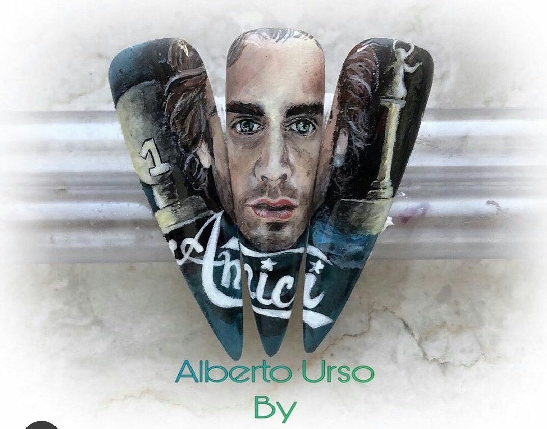 particolare0's tweet photo. #Amici18 ma la faccia 😂😂😂
#albertourso #2foto #artistabellissimoregalo #micropitturasutip 💅 https://t.co/cKg6Gc4IbG