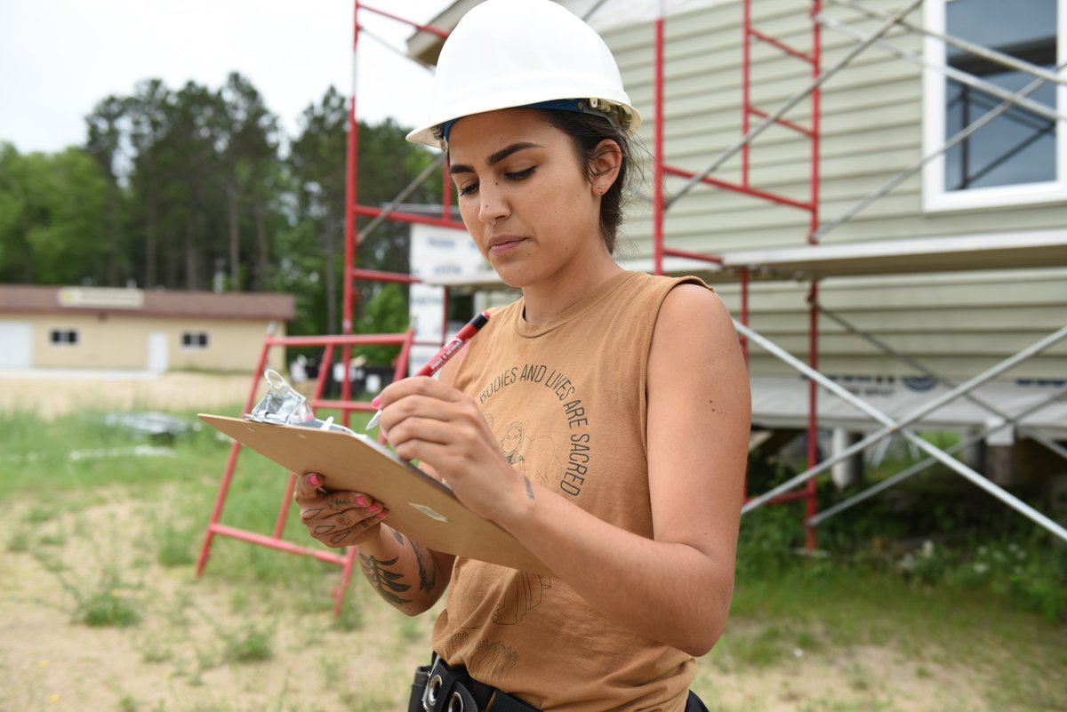 Creating a Sustainable Energy Future
Tribal colleges are using solar, wind, &amp; geothermal energy to power their campuses &amp; training students for work in Green energy industries. Stronger economies &amp; healthier environments will be the result.
By Katie Brandt
nativesciencereport.org/2019/08/creati…