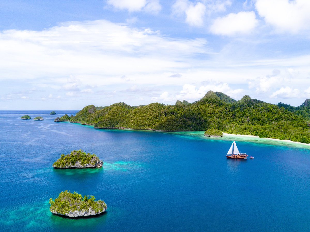OceanScapeYacht's tweet photo. Allow us to take you on a little virtual vacation to Indonesia...Check out our e-book for a taste of what a vacation onboard your own luxury yacht could be like!
👉 https://t.co/BDtIKMLJD1
#indonesia #travel #tourism #wanderlust #cruising #sailing @indotravel https://t.co/opEYhhOFe3