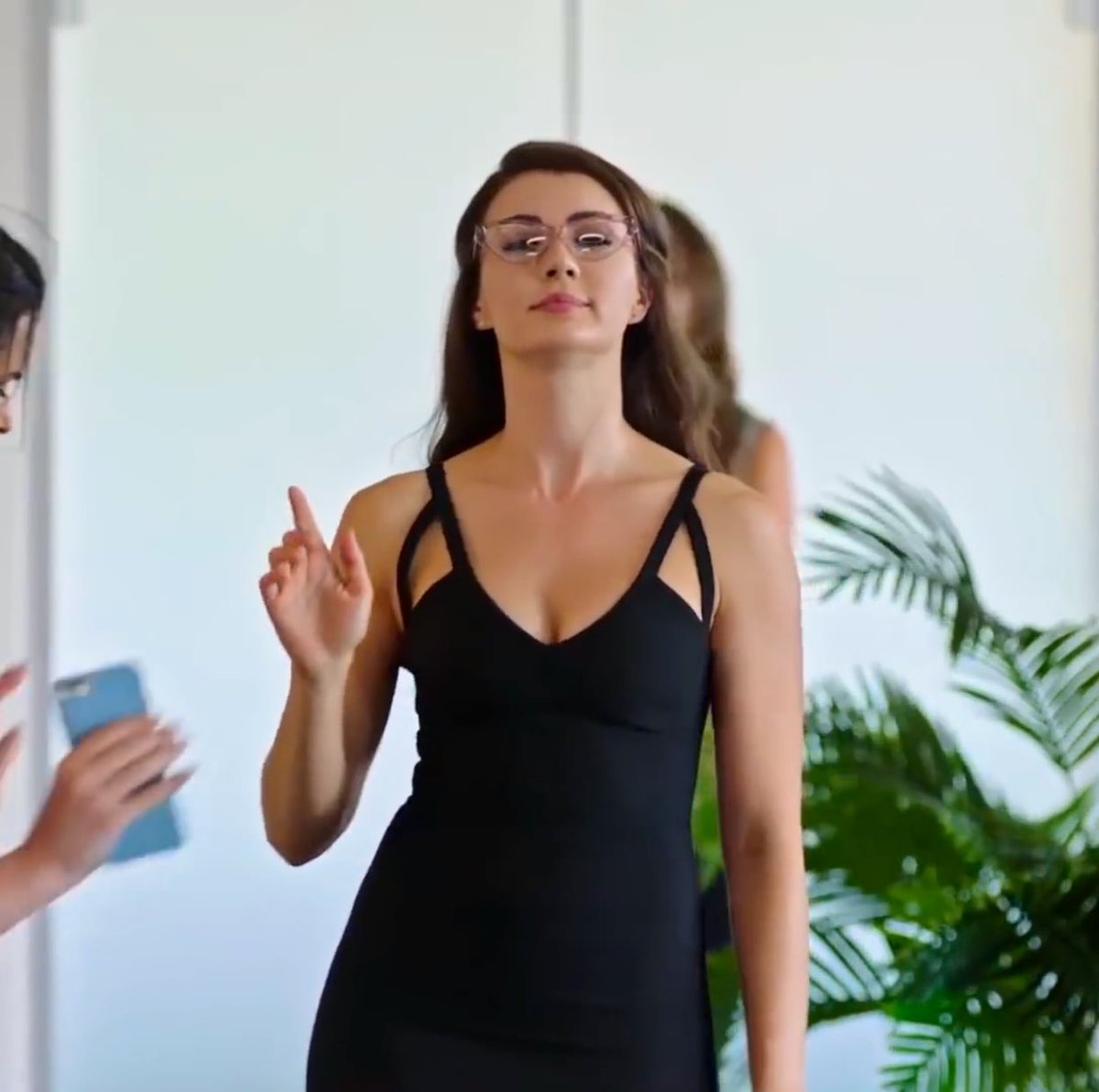 Burcu Özberk nasıl mı giyinsin işte böyle giyinsin☀️ biraz cesur kıyafetler giydirin kıza🖤 #BurcuÖzberk