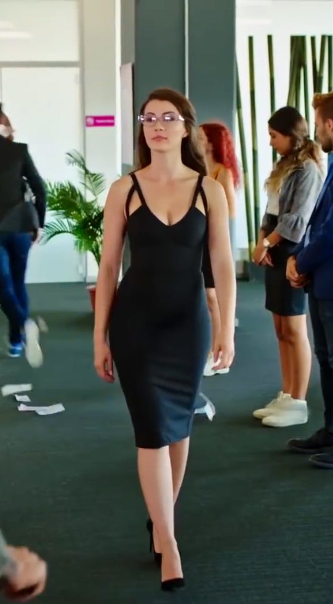 SCHENNK's tweet photo. Burcu Özberk nasıl mı giyinsin işte böyle giyinsin☀️ biraz cesur kıyafetler giydirin kıza🖤 #BurcuÖzberk https://t.co/vkV8YUlA95