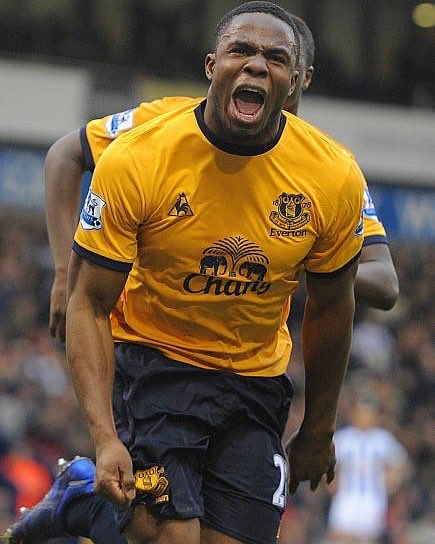 Brilafm889's tweet image. Can you identify the name of this striker and the club he was playing for??

#brilafm #brilasports #waveurbanner #football