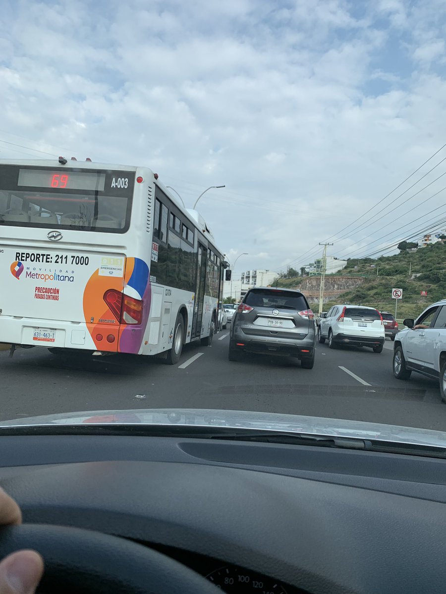 joelpd's tweet photo. Un respetuoso llamado al orden @iqt_redes constantemente invaden el carril de vehículos unidades de QroBus sobre Prol. Const. A la altura de la U. Cuauhtémoc @iqt_redes @gobqro @PanchDominguez https://t.co/30xwj6neW1