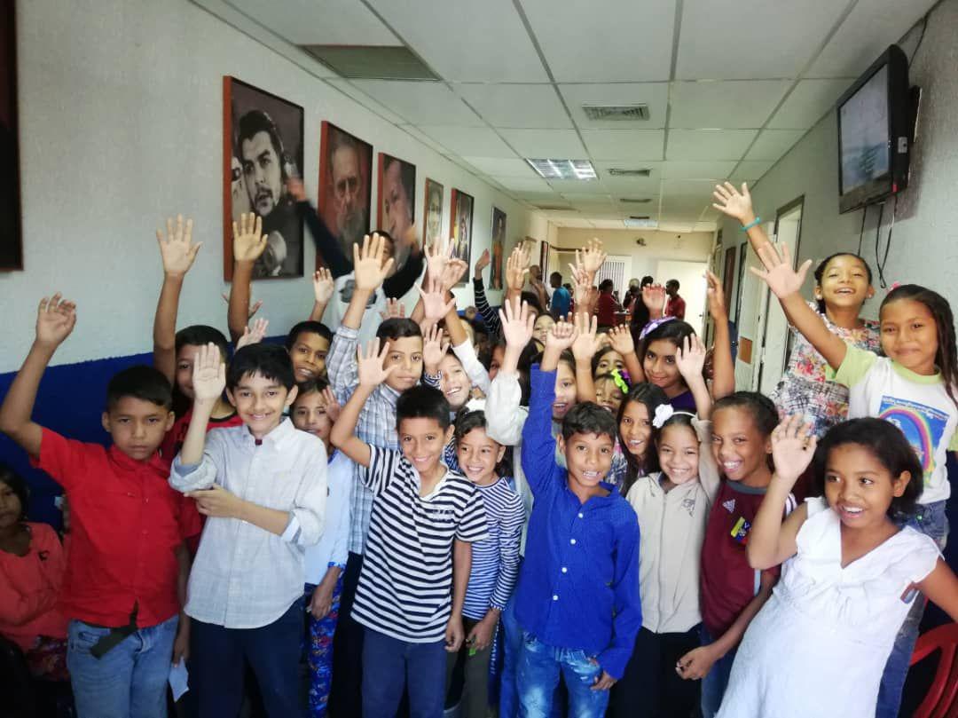 ¡Avanza <a href="/VenezuelaSaime/">VenezuelaSaime</a>! Enmarcados en Plan #AgostoEscuelasAbiertas, a diario más de 100 niños y niñas de Pto La Cruz, Guanta y Barcelona reciben su primera cédula gracias al programa El Saime va a la Escuela. #Anzoátegui. <a href="/NicolasMaduro/">Nicolás Maduro</a> @psuvaristobulo #VenezuelaUnidaYProductiva