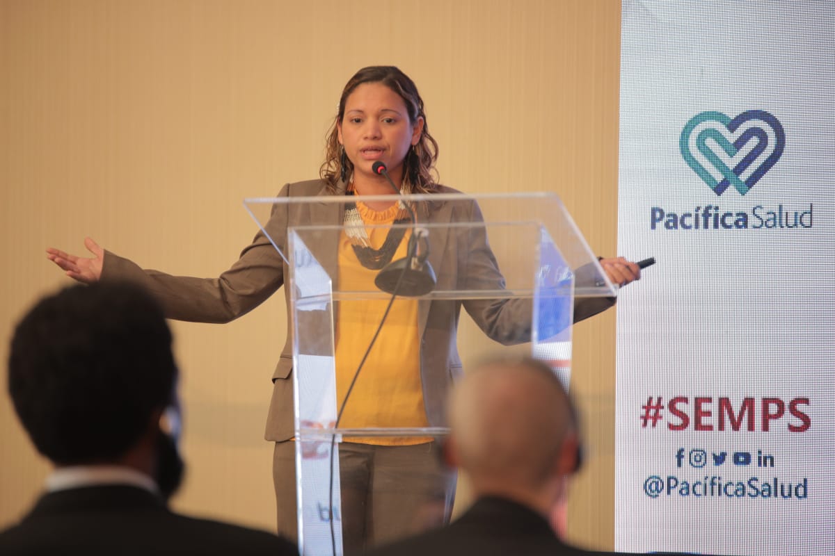 PacificaSalud's tweet photo. La Dra. Nitzia Ballesteros, Especialista en Medicina de Emergencias y Jefa del Servicio de Emergencias del Hospital Santo Tomás, nos habla sobre el Síncope en Urgencias. #SEMPS https://t.co/j973cJ55IB