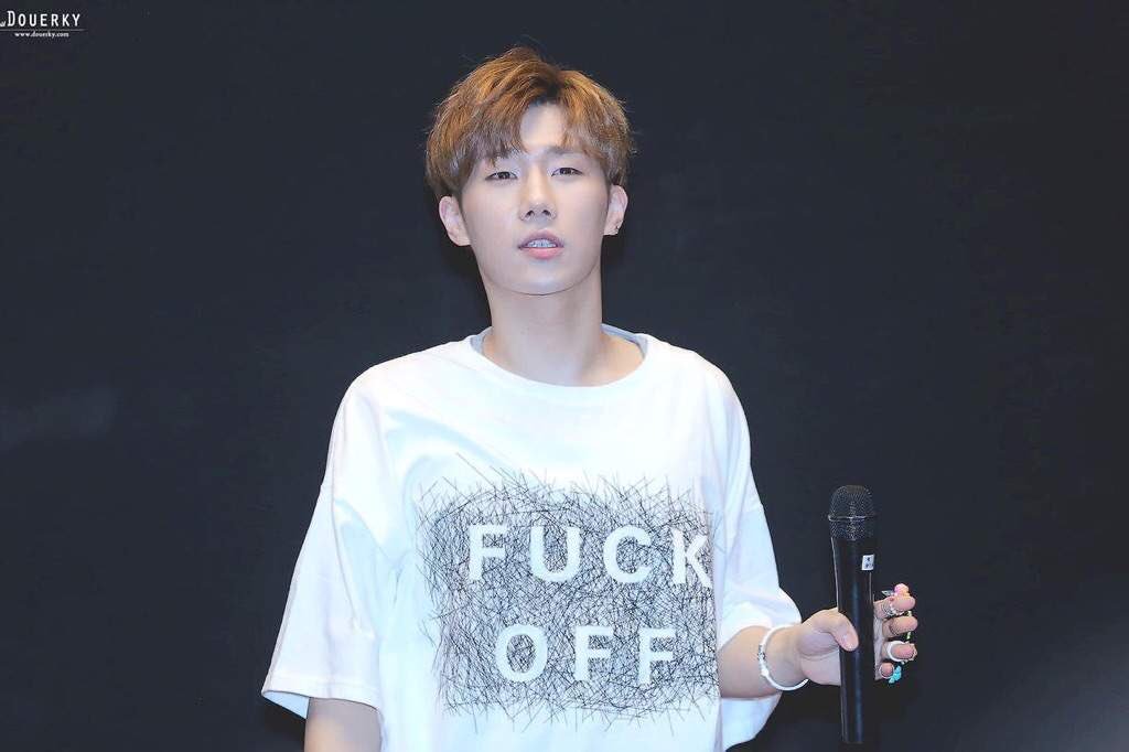 infinite's sunggyu wore a shirt saying 'fuck off' and when he tried censoring it he didn't manage to cover the word fuck