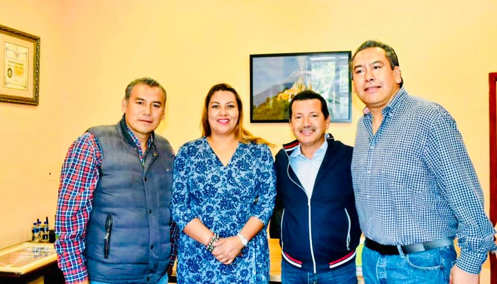 ¡EN ÉSTE MOMENTO! Importante Reunión en San Pedro #Cholula: Presidente <a href="/LAlbertoArriaga/">LAlbertoArriaga</a> <a href="/GobiernoCholula/">Gobierno de Cholula</a> Regidora @Beatriz35898804 y Líder de <a href="/CTMPuebla/">CTM_FTPuebla</a> <a href="/leobardosoto/">Leobardo Soto</a>