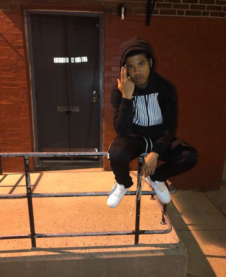 GzGotti's tweet photo. Started wit a football yeah the youngin was a player! Went to posting on the block to youngin sleeping in a cell #gz https://t.co/UO2xxPTKgk