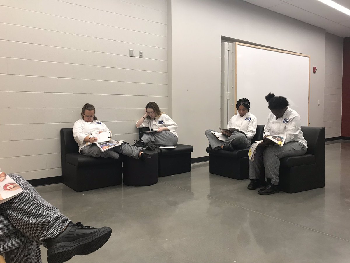 JennTurnerChef's tweet photo. @ISDSchools @Vanhorn_falcons @JennTurnerChef Making great use of our new MultiMedia Space with current event article reviews https://t.co/R3X7ofUzW5