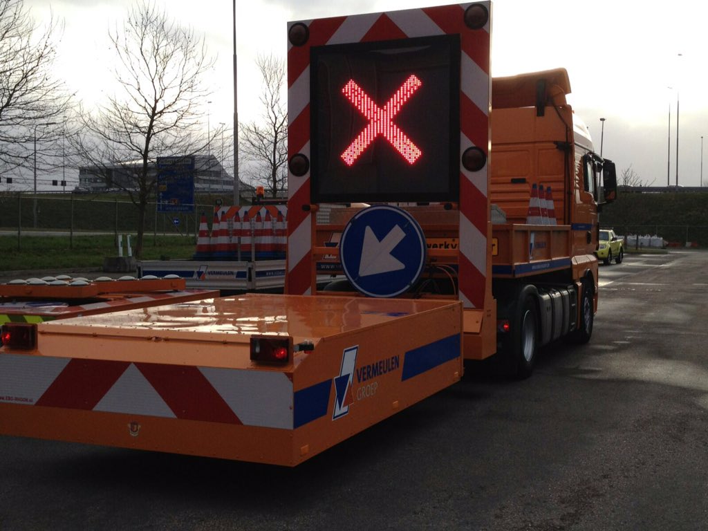 Op de #A4 re bij 25,4 plaatst <a href="/VermeulenTGM/">VermeulenTGM</a> onderdeel van de <a href="/VermeulenGroep/">VermeulenGroep</a> een #wegafzetting zodat <a href="/VermeulenAsfalt/">VermeulenAsfalt</a> veilig een #reparatie aan het #wegdelk kan uitvoeren let op de #verkorte #invoeger vanaf toerit #NieuwVennep