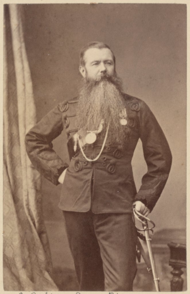 Awter9's tweet photo. العقيد موبراي طومسون عام 1879م كان أحد أربعة فقط نجوا من مذبحة الحامية البريطانية في كونبور (كانبور الحالية) أثناء التمرد الهندي عام 1857م وبع�� شفائه من إصاباته كتب كتاباً من 260 صفحة عن المذبحة تحت عنوان قصة كونبور أهدى العمل إلى "الرجال الشجعان والنساء الصابرات وأبرياء إنجلترا https://t.co/qn5Bs7OMbM