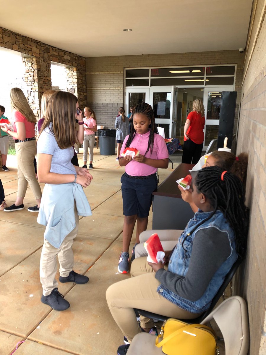 apressley2's tweet photo. MMS hosts our annual Watermelon Welcome to welcome students who are new to Munford schools.   ⁦@MunfordMiddleAL⁩ ⁦@TCBOE⁩ #bekind #empoweredMMS https://t.co/nvSasyflts