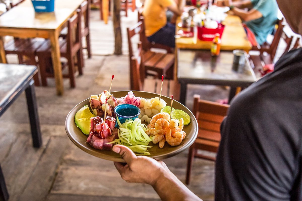 ElMerkaditoMX's tweet photo. Segundos antes de hacer feliz a alguien. 🤤

HOY en #ElMerkadito 3x2* en cervezas Tulum.
*Hasta agotar existencias

#PuertoMorelos #Seafood #mariscos #seafood #foodporn #food #ceviche #restaurante #comida #pescado #foodlover #pescados #camarones #shrimp #foodie #mexico #instafood https://t.co/bD2pJuMJZq
