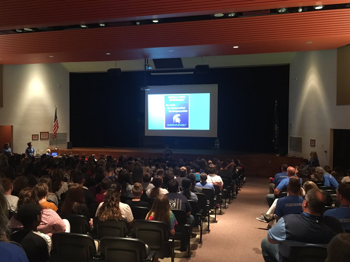mconner86's tweet photo. Harrold PRIDE Kickoff Assembly! https://t.co/lnktLyhqMW