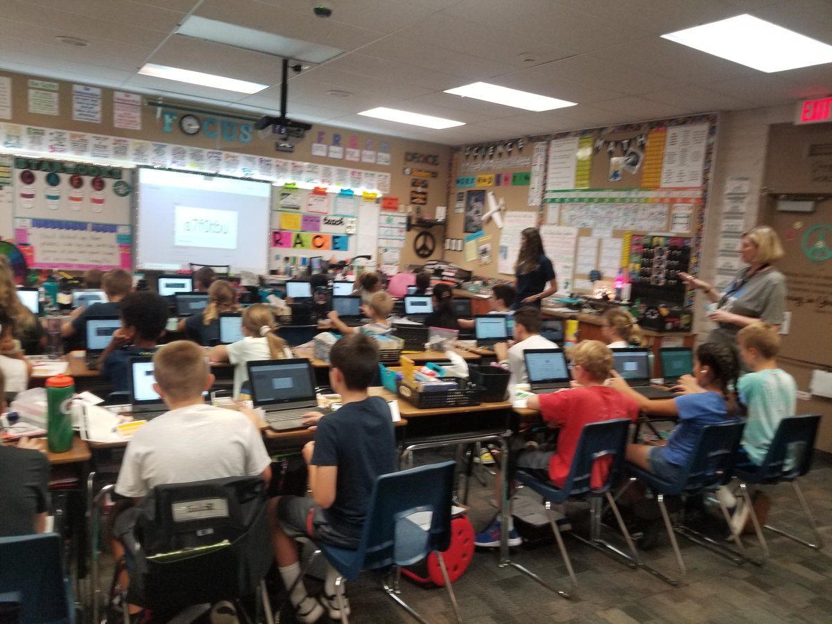 MasseyMjmassey2's tweet photo. Hale Elem. teacher @TheNicolePowell rocks #googleclassrooom with her 5th graders! #caughtusingtech #studentengagement @MPSAZEdTech https://t.co/aXuazlR1cC