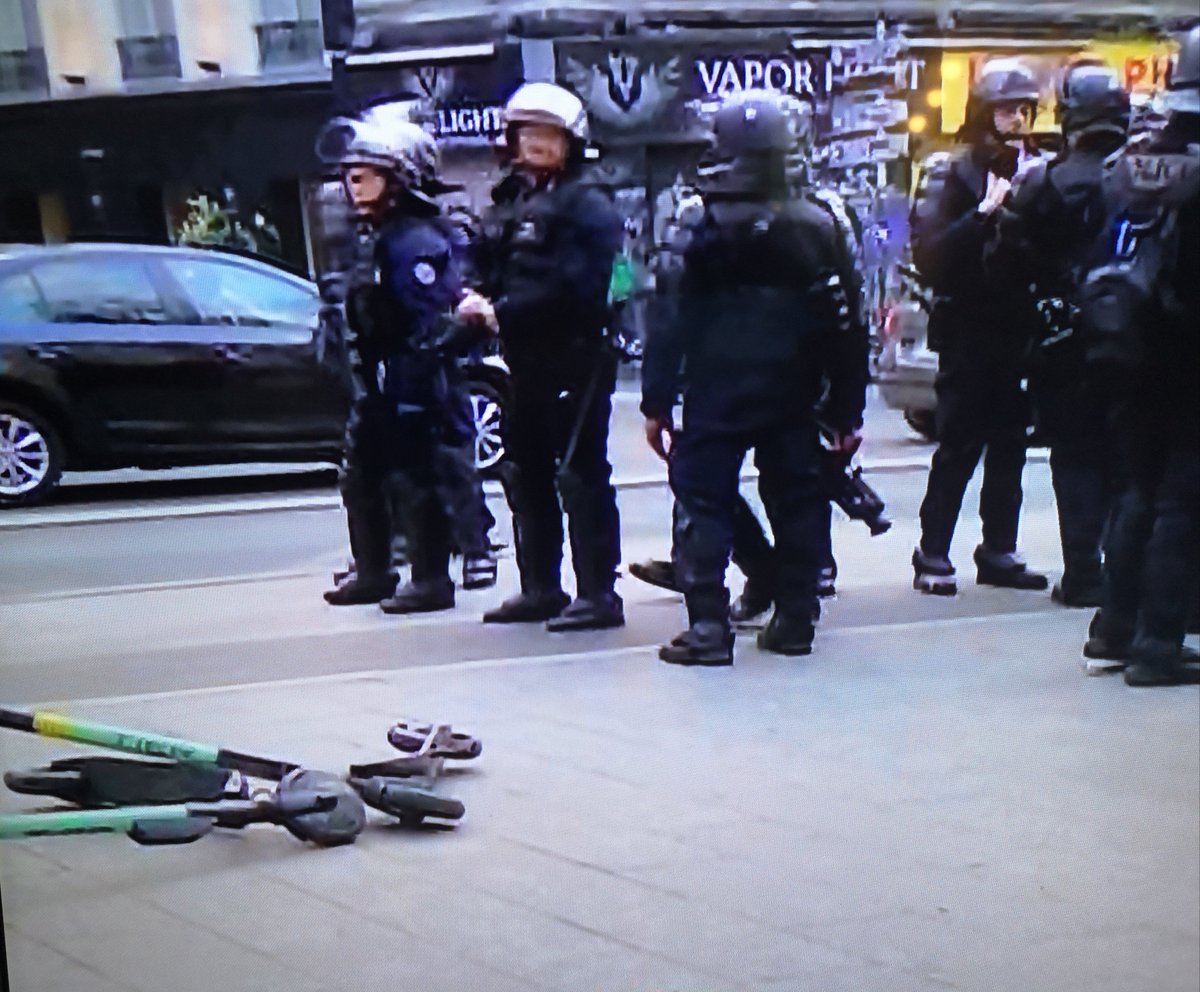 LucioleAntiC's tweet photo. Manifestation des Gilets Jaunes : 3 trottinettes interpellées
#Acte19 #ActeXIX #Castener #Crs #GiletJaune #GiletsJaunes #Lallement #Macron #Police #Violence
https://t.co/PtLYIoP1kn https://t.co/MWLqE0wQX9