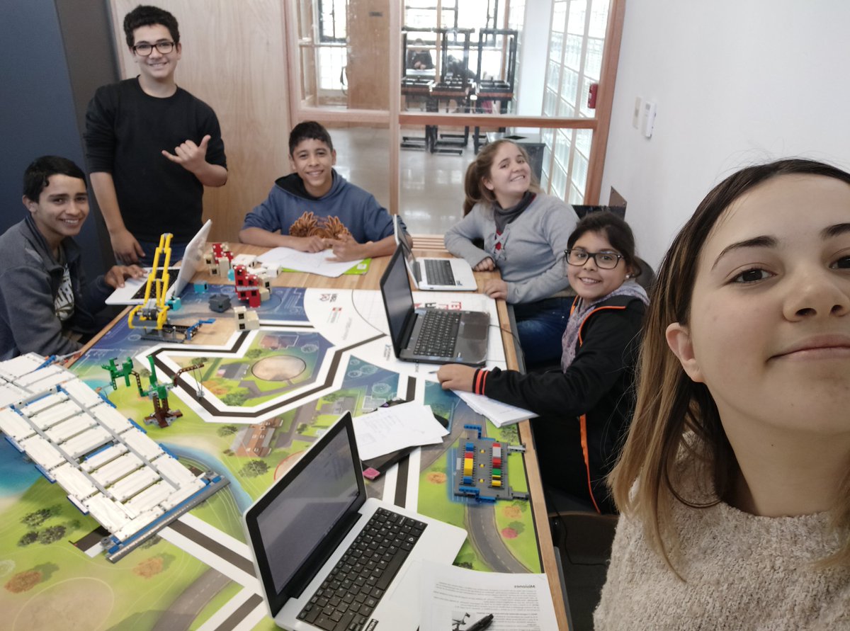 BlackWolves04's tweet photo. Trabajando en la estrategia y el proyecto @FP13SOUZA @FLL_Uruguay @MarceloUTEC @Plan_Ceibal https://t.co/ick1RZd3d8