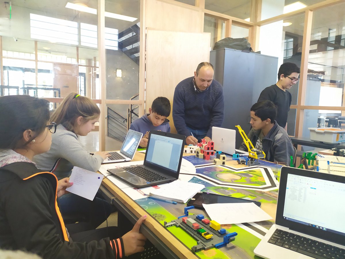 BlackWolves04's tweet photo. Trabajando en la estrategia y el proyecto @FP13SOUZA @FLL_Uruguay @MarceloUTEC @Plan_Ceibal https://t.co/ick1RZd3d8