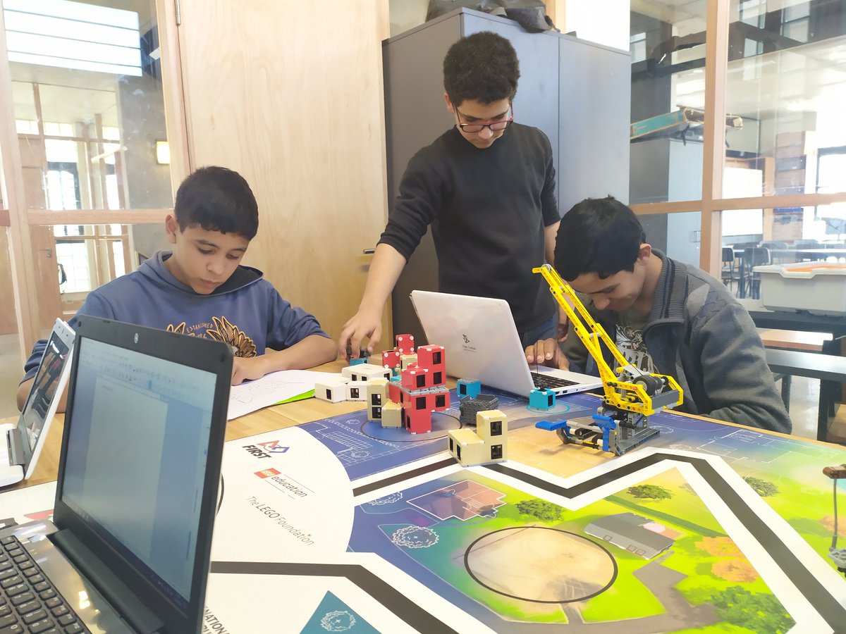 BlackWolves04's tweet photo. Trabajando en la estrategia y el proyecto @FP13SOUZA @FLL_Uruguay @MarceloUTEC @Plan_Ceibal https://t.co/ick1RZd3d8